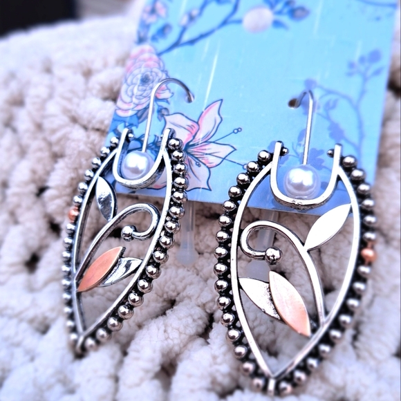 Unique Two-Tone Leaf Earrings - Picture 4 of 4